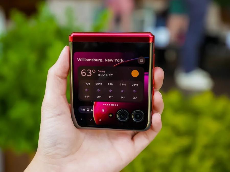 You are currently viewing Motorola Razr Plus: Redefining Phones with Cover Display